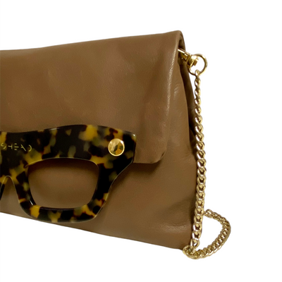 Mini pochette Lucy marrone con occhiali tartaruga